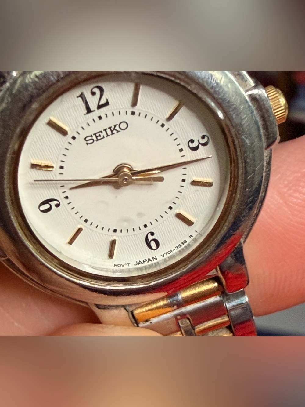 Seiko VintageTwo-Tone Silver and Gold Women's Wristwatch - Picture 5 of 9